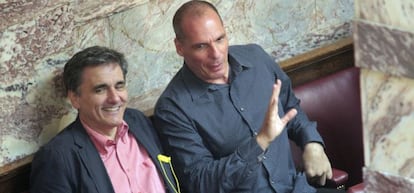 Yanis Varoufakis conversa con su sucesor, Euclides Tsakalotos, conversa con su predecesor en el cargo en el Parlamento griego el pasado jueves.