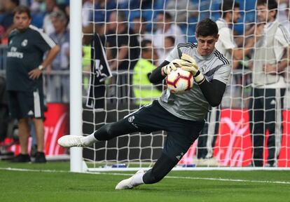 Thibaut Courtois calienta antes del partido.