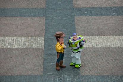 Dos hombres disfrazados de los personajes de 'Toy Story', Woody y Buzz Ligthyear, charlan en la plaza Mayor de Madrid, el 10 de enero. 