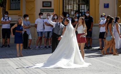 Una pareja de novios sin mascarilla en el centro de Sevilla, este sábado. El vicepresidente de la Junta de Andalucía, Juan Marín, ha insistido en recomendar a los andaluces que sigan usando la mascarilla en espacios al aire libre, pese al decreto del Gobierno central que elimina su obligatoriedad en el exterior.