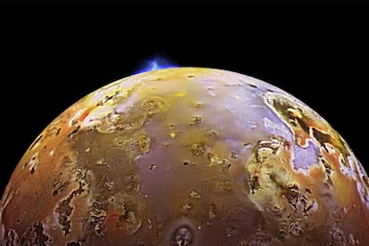 Una erupción volcánica en la luna de Júpiter, Io, vista por la nave 'Galileo'.