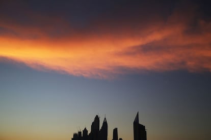 Nubes tenues durante el sol de poniente en la marina de Dubái (Emiratos Árabes).