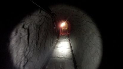 Interior del t&uacute;nel descubierto entre Tijuana y San Diego.