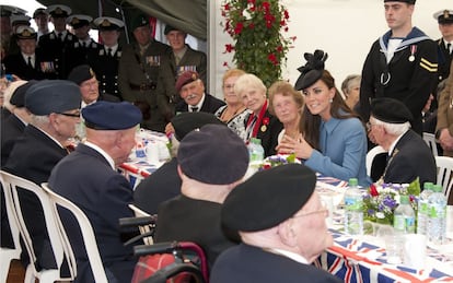 La duquesa de Cambridge conversa con un grupo de veteranos de la Segunda Guerra Mundial en Arromanches, Normand&iacute;a.