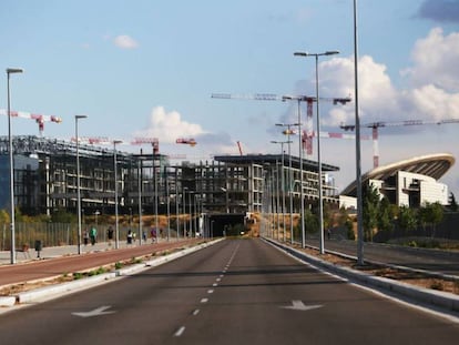 El estadio de La Peineta, con el Centro Acu&aacute;tico a la izquierda. 