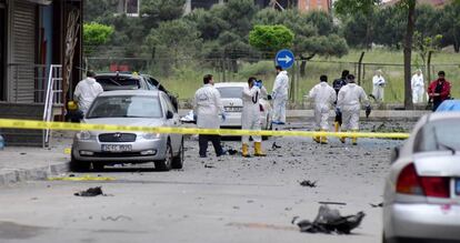 Agentes de la policía científica, este jueves en Estambul, donde ha explotado un coche bomba.