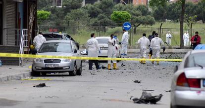 Agentes de la polic&iacute;a cient&iacute;fica, este jueves en Estambul, donde ha explotado un coche bomba. 