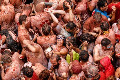 La batalla de los tomates empieza al mediodía y concluye a las 13 horas, si bien antes y después hay numerosas barras con música y actividades diversas, distribuidas a lo largo del bonito municipio montañés, distante 40 kilómetros de Valencia.