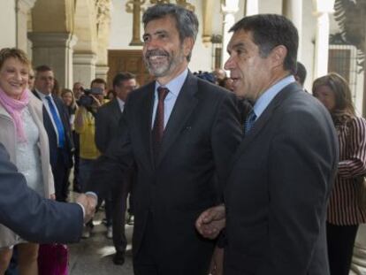 Carlos Lesmes y Lorenzo del R&iacute;o (derecha) saludan a varias personas.