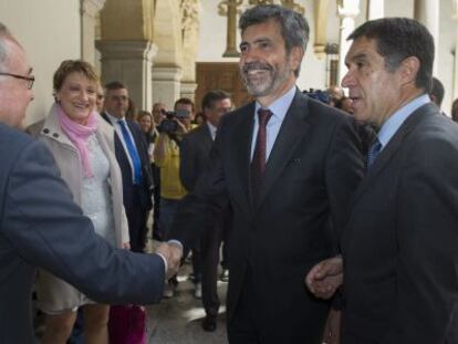 Carlos Lesmes y Lorenzo del R&iacute;o (derecha) saludan a varias personas.