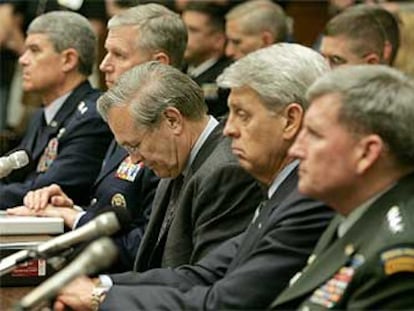 Rumsfeld, con la cabeza inclinada, ante ~la comisión de asuntos militares del Congreso de EE UU el viernes.