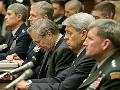 Rumsfeld, con la cabeza inclinada, ante ~la comisión de asuntos militares del Congreso de EE UU el viernes.