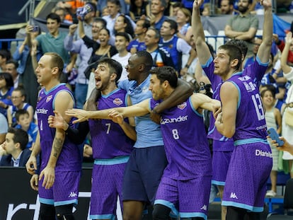 Los jugadores del Zunder Palencia esperan para celebrar el ascenso a la primera división del baloncesto español, el pasado 18 de junio.