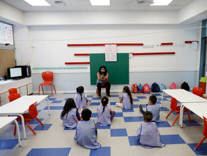 Una profesora junto a sus alumnos de cinco años en el primer día del curso escolar 2021, en Buenos Aires.