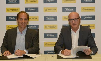 Christian Gut, consejero delegado de Prosegur (izquierda) y Ángel Vilá, su homólogo de Telefónica, en una imagen facilitada por ambas empresas.