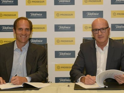 Christian Gut, consejero delegado de Prosegur (izquierda) y Ángel Vilá, su homólogo de Telefónica, en una imagen facilitada por ambas empresas. 