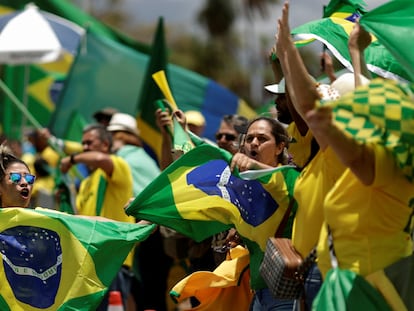 Los partidarios del presidente de Brasil, Jair Bolsonaro, protestan en el Sector Militar Urbano de Brasilia, Brasil, el 1 de noviembre de 2022.