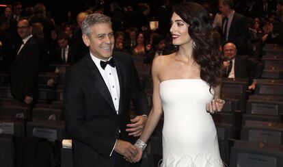 El actor George Clooney y su esposa, Amal Clooney, en la 42º ceremonia de los Cesar Film Awards.