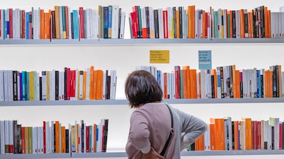 Una mujer mira libros en la librería Ona de Barcelona.