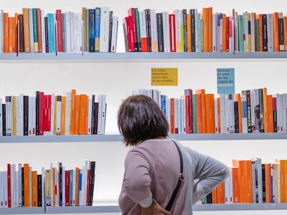 Una mujer mira libros en la librería Ona de Barcelona.