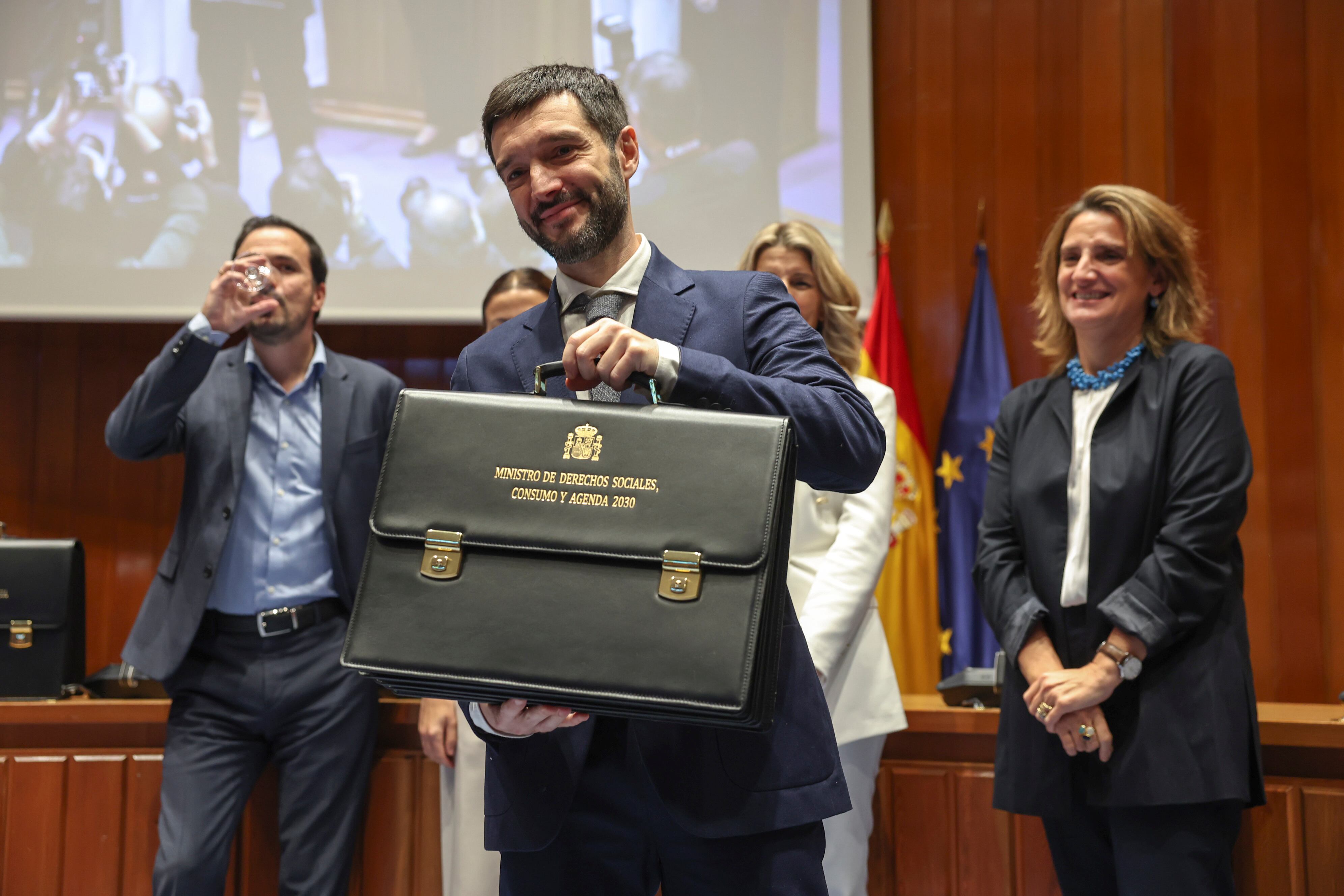 El nuevo ministro de Derechos Sociales, Consumo y Agenda 2030, Pablo Bustinduy, posa con la cartera. Ha estado acompañado, desde la izquierda, por su predecesor en el cargo, Alberto Garzón; la nueva ministra de Juventud e Infancia, Sira Rego;, y la vicepresidenta tercera del Gobierno, Teresa Ribera.