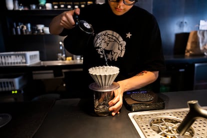 Después, se vierte agua filtrada y osmotizada y a una temperatura de 92 grados. Se hace poco a poco y repartiéndola de manera uniforme sobre el café. 