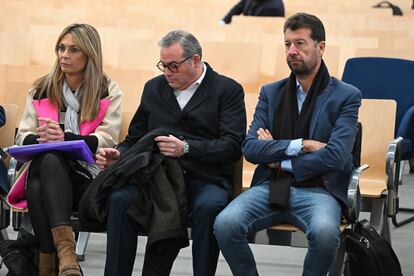 El exconsejero Juan Carlos Ruiz (d) y su jefe de gabinete, José Fidel Saura (c), junto a la que fuera directora del Instituto de Turismo de Murcia, María Dolores Martínez (i), durante el juicio a la rama murciana del caso Púnica