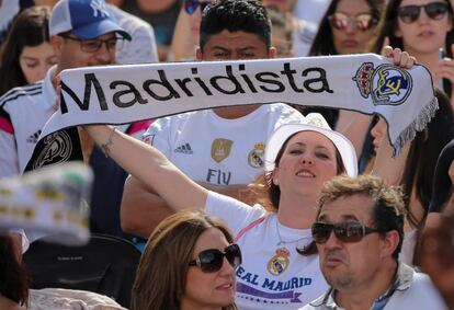 Una madridista espera la llegada del equipo blanco en la plaza de la Cibeles. 