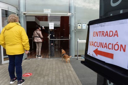 Varios ciudadanos hacen cola para vacunarse contra la covid-19, en el centro cultural Miguel Delibes de Valladolid, en abril de 2021.