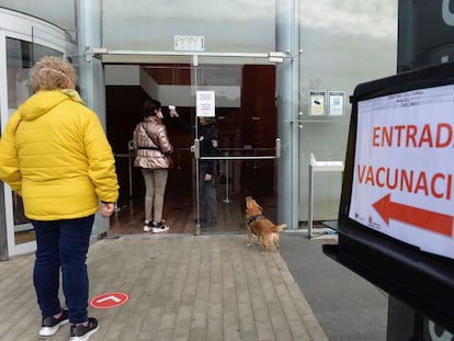 Varios ciudadanos hacen cola para vacunarse contra la covid-19, en el centro cultural Miguel Delibes de Valladolid, en abril de 2021.