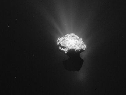 El cometa 67/P fotografiado por &#039;Rosetta&#039;. La sonda, probablemente, acabar&aacute; su misi&oacute;n chocando contra su superficie 