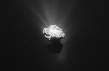 El cometa 67/P fotografiado por &#039;Rosetta&#039;. La sonda, probablemente, acabar&aacute; su misi&oacute;n chocando contra su superficie 