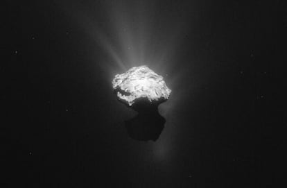 El cometa 67/P fotografiado por &#039;Rosetta&#039;. La sonda, probablemente, acabar&aacute; su misi&oacute;n chocando contra su superficie 