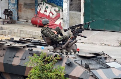 O Exército reforça o patrulhamento no Complexo da Maré, no Rio de Janeiro, durante a jornada eleitoral.