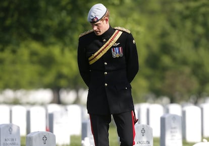 El príncipe en el cementerio de Arlington, en Virginia ( EE UU).