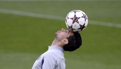 Javier Pastore controla el esférico con la cabeza.