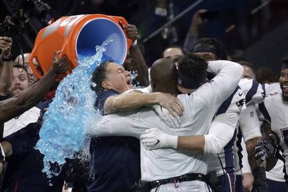 El entrenador en jefe de los New England Patriots, Bill Belichick celebra con los jugadores el tradicional ”baño" al entrenador.