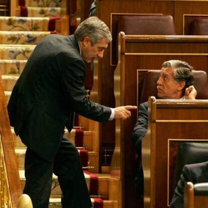 Gaspar Llamazares, líder de IU, a la izquierda, habla con el portavoz socialista, Diego López Garrido.