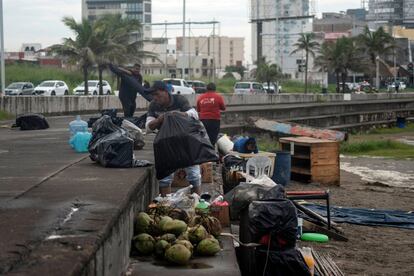 Vendedores han desalojado las costas ante el riesgo de intensos oleajes en Boca del Río, Veracruz. El Sistema Meteorológico Nacional informó que se espera un oleaje de hasta cinco metros de altura.