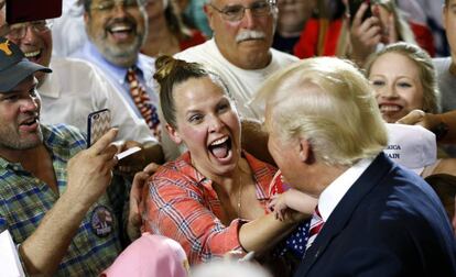 Una mujer saluda a Donald Trump tras su intervenci&oacute;n en Ohio este martes.