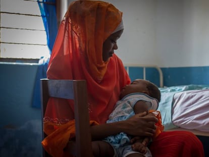 Sulhiya, 17 años, sostiene en brazos a su hija recién nacida en el centro de salud de Uroa, en Zanzíbar.