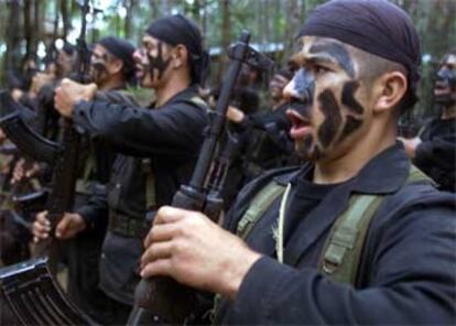 Un grupo de paramilitares entrena en un paraje de las montañas de Antioquia.