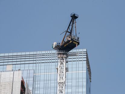 A construction crane in the Midtown area of Manhattan after it partially collapsed, as seen from 41st Street in New York, USA, 26 July 2023