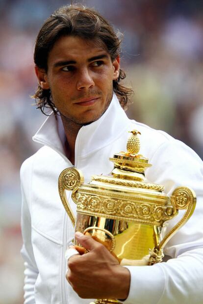 Rafael Nadal con el trofeo de su reciente triunfo en el campeonato de Wimbledon.