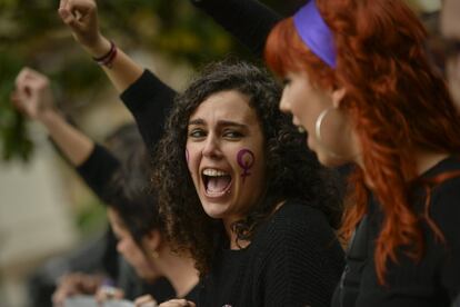 Manifestantes durante la protesta por la sentencia de La Manada por las calles de Pamplona.