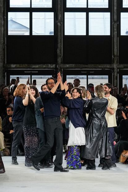 El equipo de Dries van Noten, tras su desfile del pasado septiembre. 