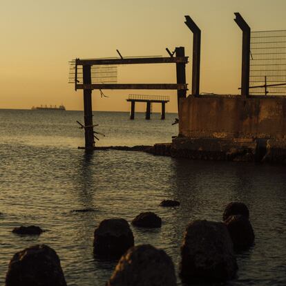 El límite fronterizo se sumerge en la playa. Esta frontera nunca ha sido reconocida por España.