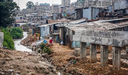 Un puente a medio construir junto al río Nairobi en el barrio pobre de Mathare, Kenia.