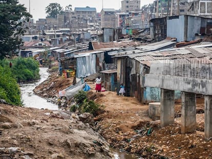 Un puente a medio construir junto al río Nairobi en el barrio pobre de Mathare, Kenia.