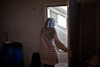 Una mujer se asoma a la calle desde la puerta de su casa, en el campo de refugiados palestinos de localidad libanesa de Baalbeck.
